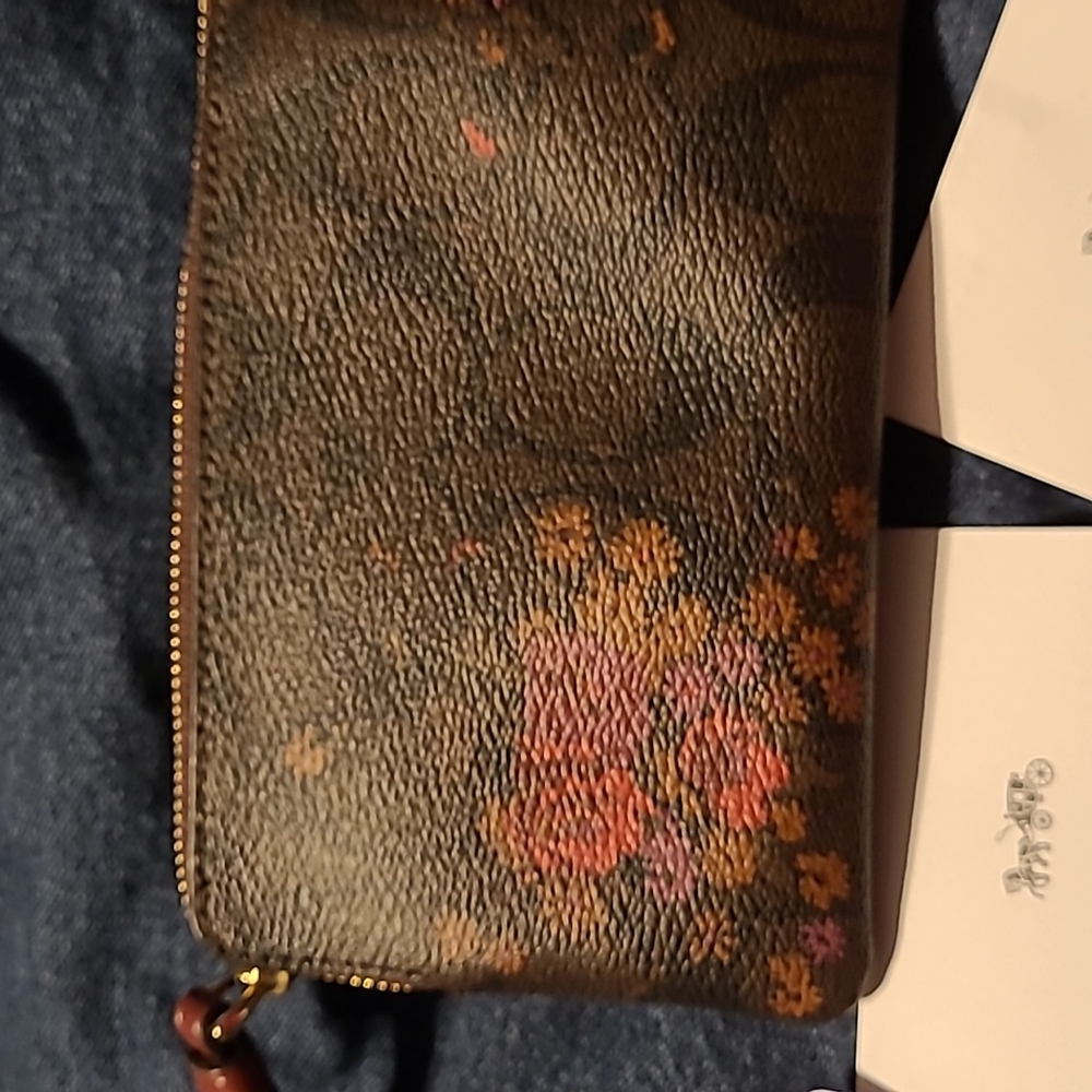 Coach wristlet - Picture 3 of 5